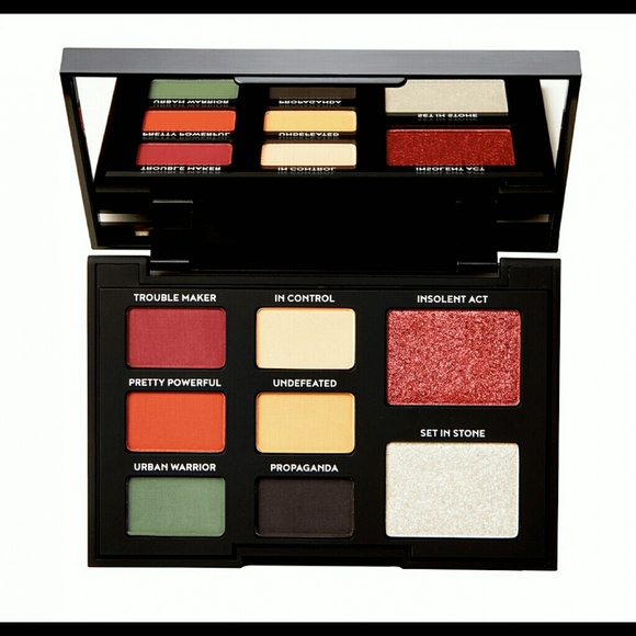 TEEEZ COSMETICS PALETTE - Picture 2 of 2